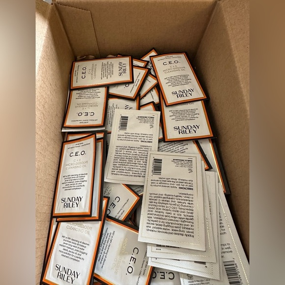 Sunday Riley •  25X CEO Cleansing Oil Samples - Picture 9 of 9